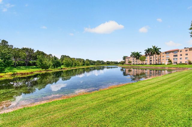 5746 CRYSTAL SHORES Drive 303, Boynton Beach, FL 33437