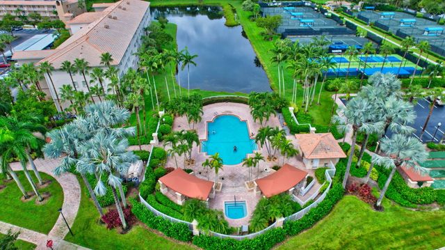 5746 CRYSTAL SHORES Drive 303, Boynton Beach, FL 33437