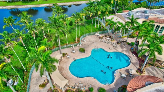 5746 CRYSTAL SHORES Drive 303, Boynton Beach, FL 33437
