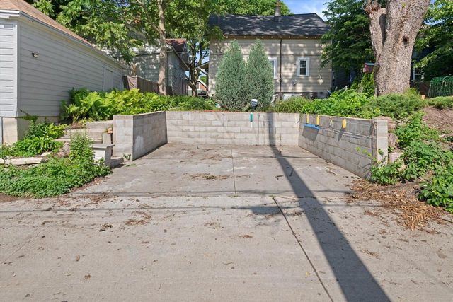 2226 N 51st STREET, Milwaukee, WI 53208