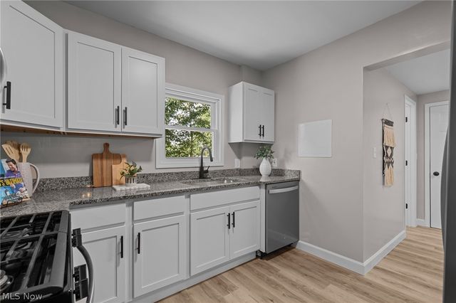 33 Brighton Drive, Akron, OH 44301
