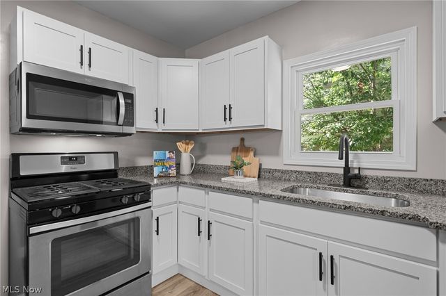 33 Brighton Drive, Akron, OH 44301