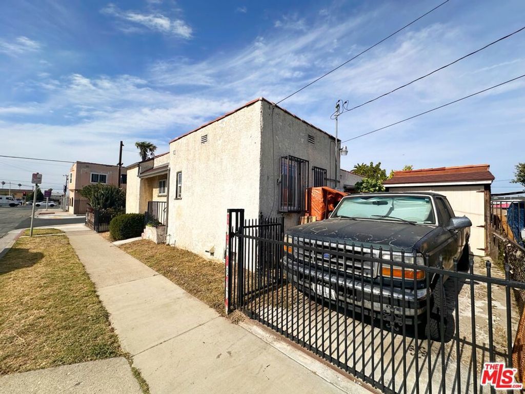 Image 11 of property listing at 1160 W 101st Street, Los Angeles, CA 90044