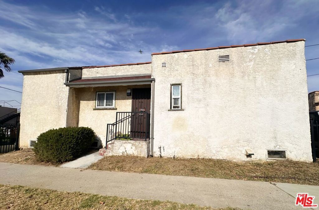 Image 12 of property listing at 1160 W 101st Street, Los Angeles, CA 90044