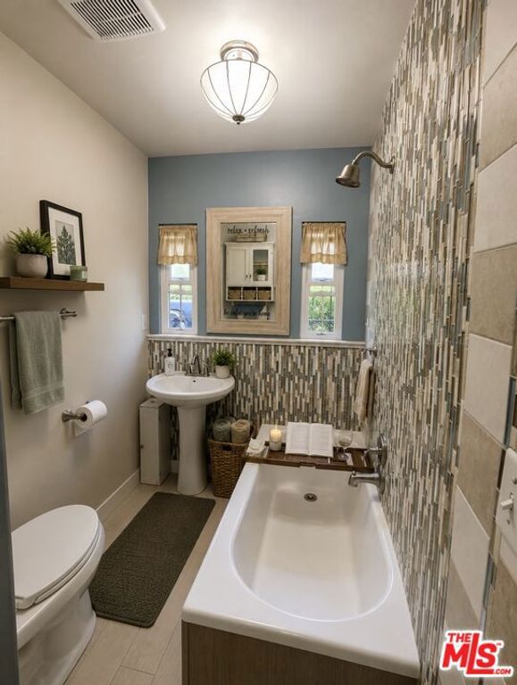 Image 4 of property listing at 1160 W 101st Street, Los Angeles, CA 90044