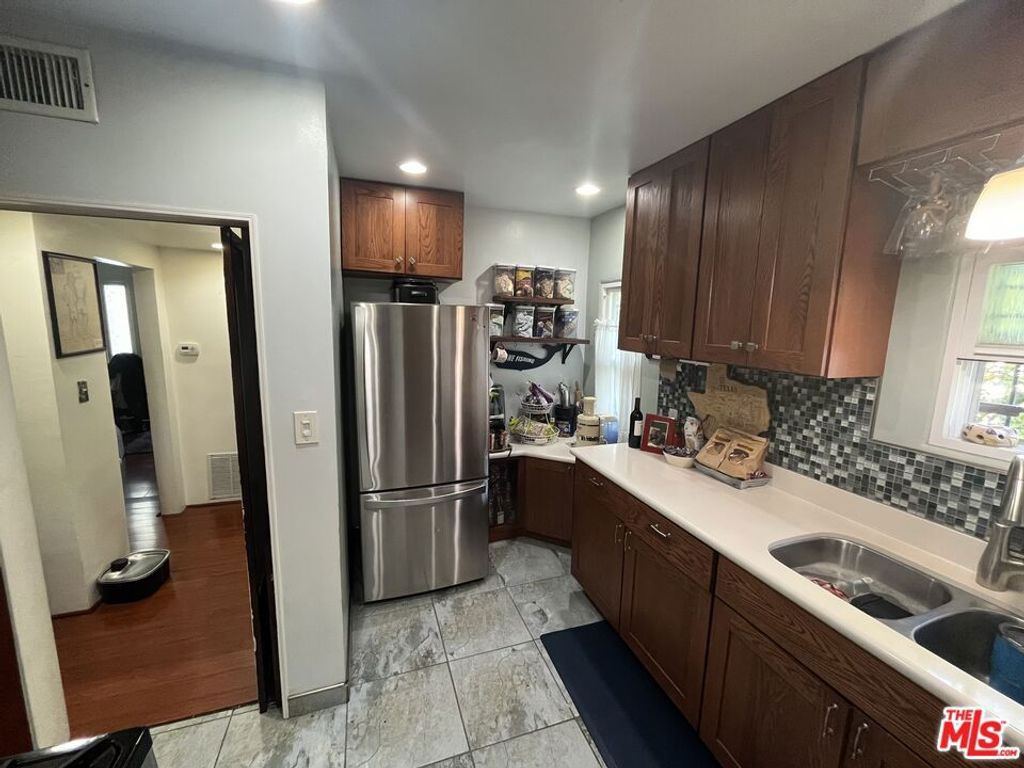 Image 5 of property listing at 1160 W 101st Street, Los Angeles, CA 90044