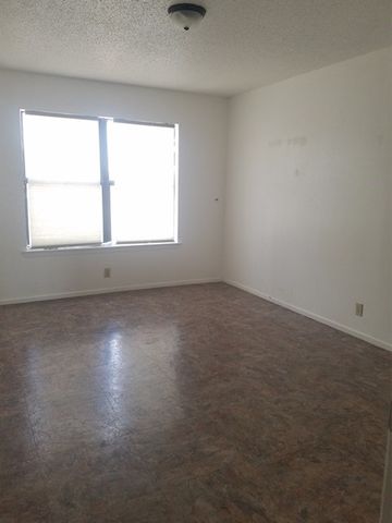 406 SE 6th St Apt D, Andrews, TX 79714