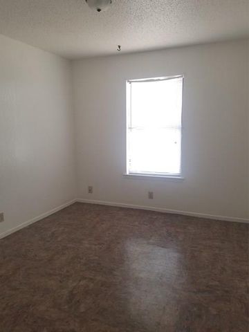 406 SE 6th St Apt D, Andrews, TX 79714