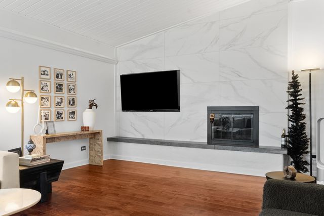 8 Rob Road, Mount Prospect, IL 60056