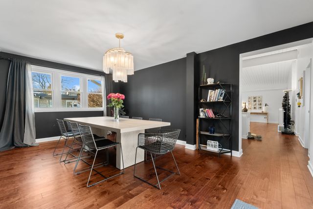 8 Rob Road, Mount Prospect, IL 60056