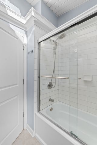 8 Rob Road, Mount Prospect, IL 60056