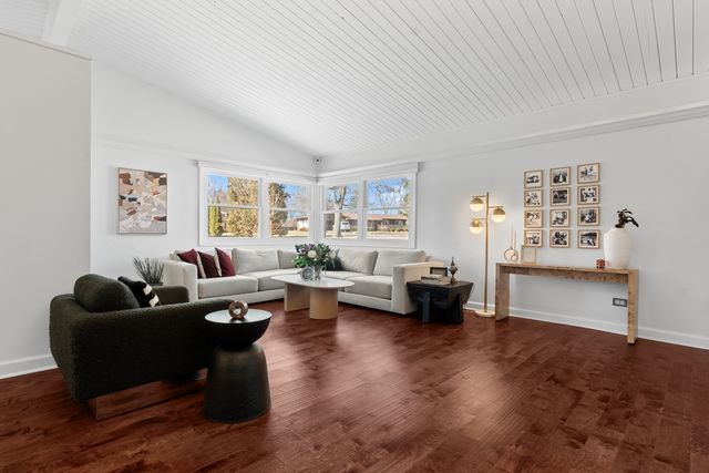 8 Rob Road, Mount Prospect, IL 60056