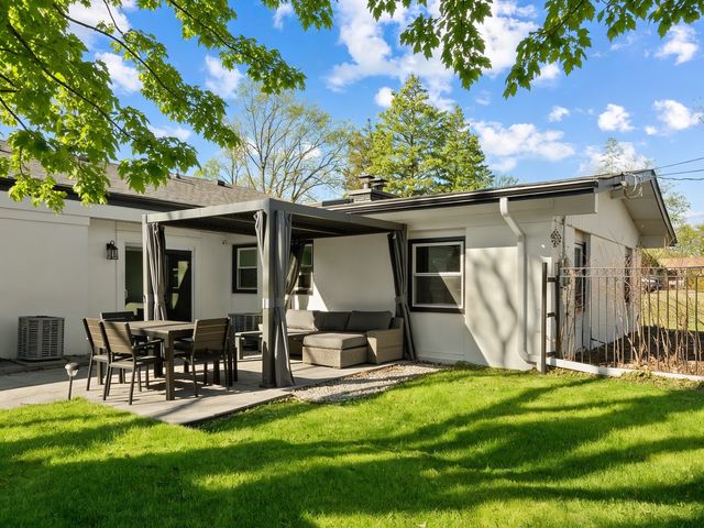 8 Rob Road, Mount Prospect, IL 60056