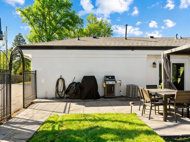 8 Rob Road, Mount Prospect, IL 60056