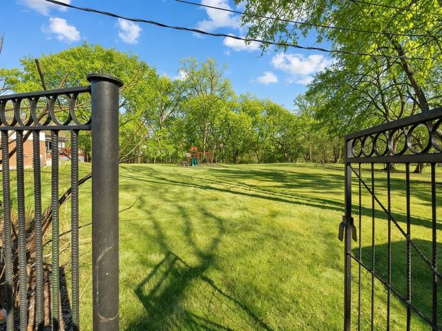 8 Rob Road, Mount Prospect, IL 60056