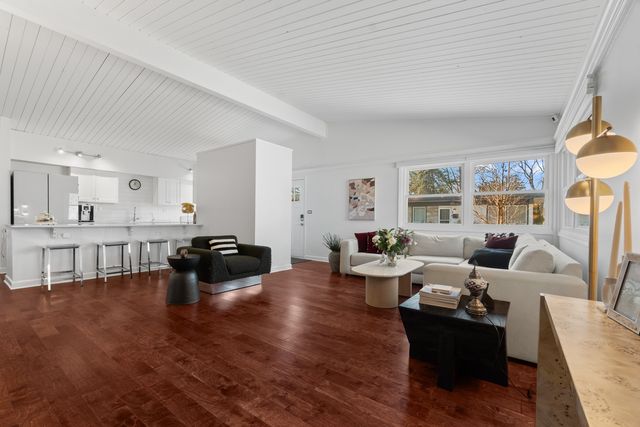 8 Rob Road, Mount Prospect, IL 60056