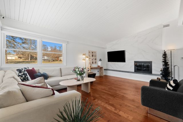 8 Rob Road, Mount Prospect, IL 60056