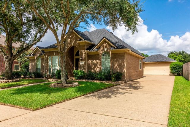 2703 W Oaks Circle E, Pearland, TX 77584