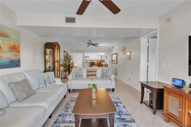 9 Plantation Drive 204, Vero Beach, FL 32966
