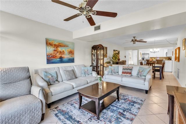 9 Plantation Drive 204, Vero Beach, FL 32966