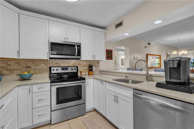 9 Plantation Drive 204, Vero Beach, FL 32966