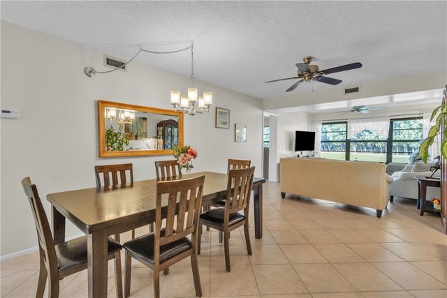 9 Plantation Drive 204, Vero Beach, FL 32966