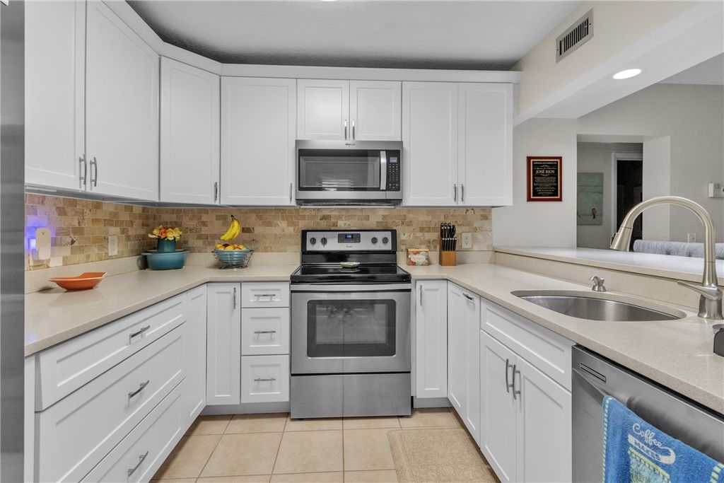 9 Plantation Drive 204, Vero Beach, FL 32966