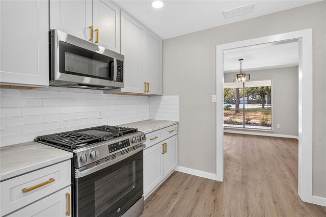 11202 Balcones Woods CV, Austin, TX 78759