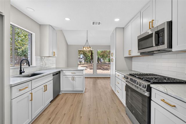 11202 Balcones Woods CV, Austin, TX 78759