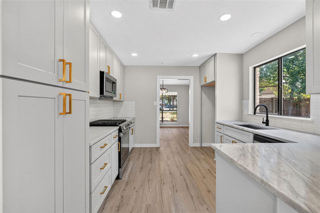 11202 Balcones Woods CV, Austin, TX 78759