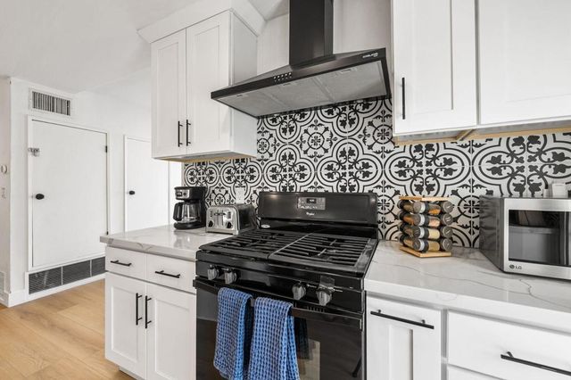 1433 E Caleta Way, Palm Springs, CA 92262