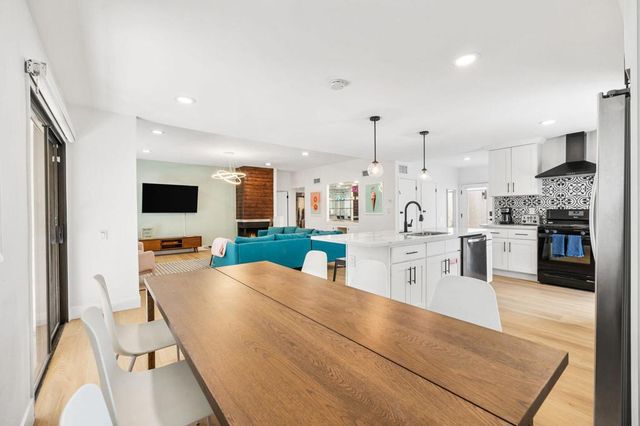 1433 E Caleta Way, Palm Springs, CA 92262