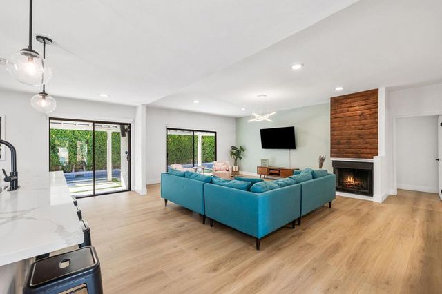 1433 E Caleta Way, Palm Springs, CA 92262