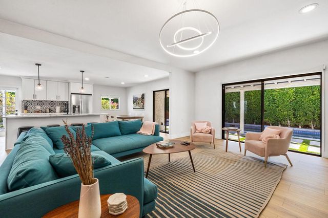 1433 E Caleta Way, Palm Springs, CA 92262