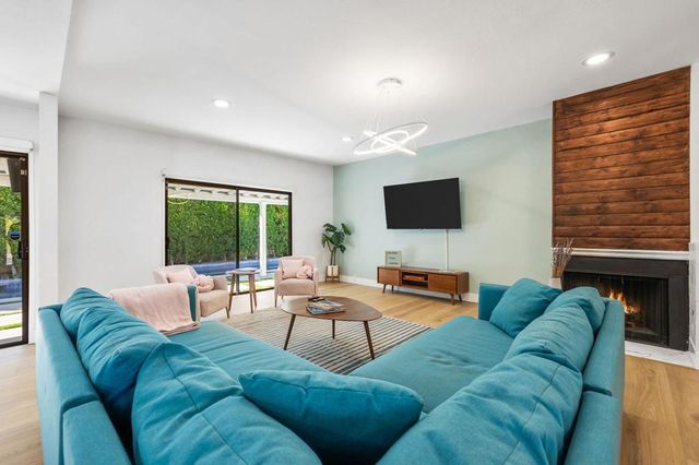 1433 E Caleta Way, Palm Springs, CA 92262