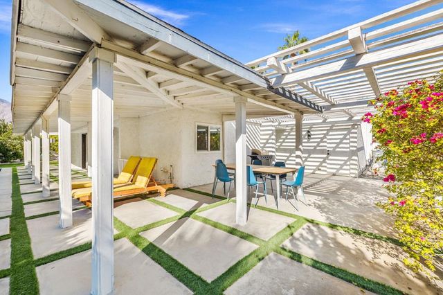 1433 E Caleta Way, Palm Springs, CA 92262