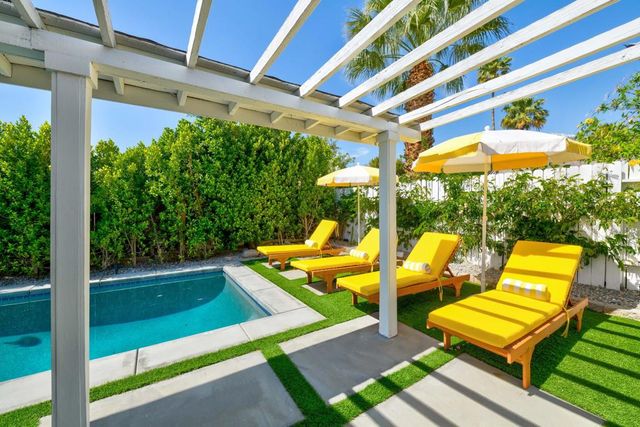 1433 E Caleta Way, Palm Springs, CA 92262