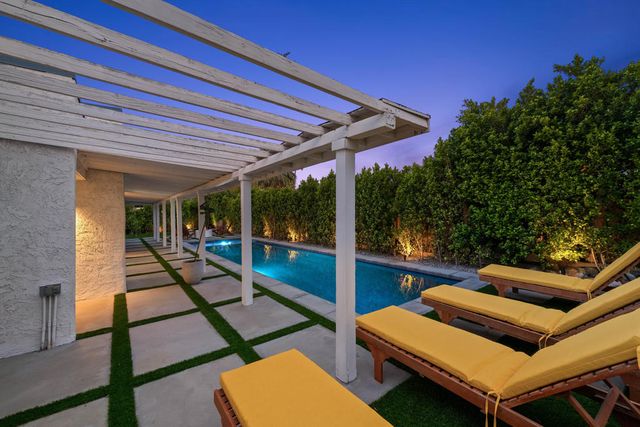 1433 E Caleta Way, Palm Springs, CA 92262