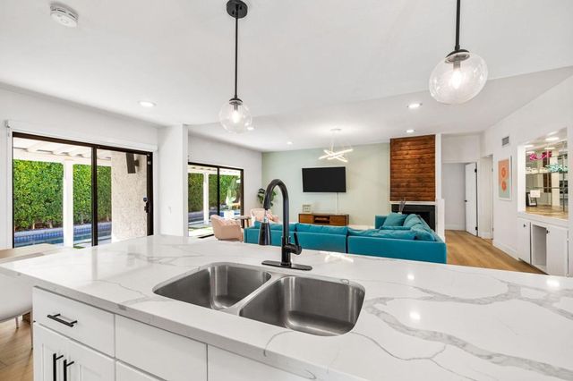 1433 E Caleta Way, Palm Springs, CA 92262