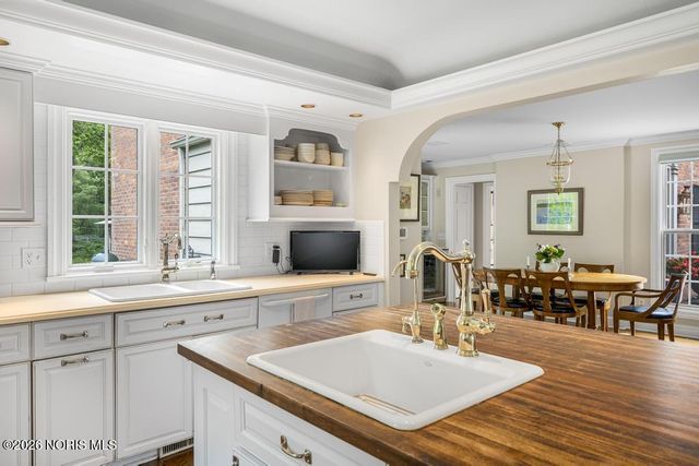 4309 Brookside Road, Ottawa Hills, OH 43615