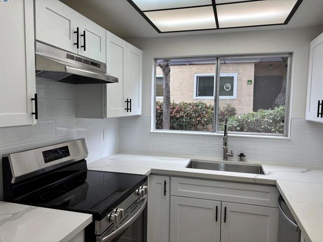 10401 Shaw St 401, Oakland, CA 94605