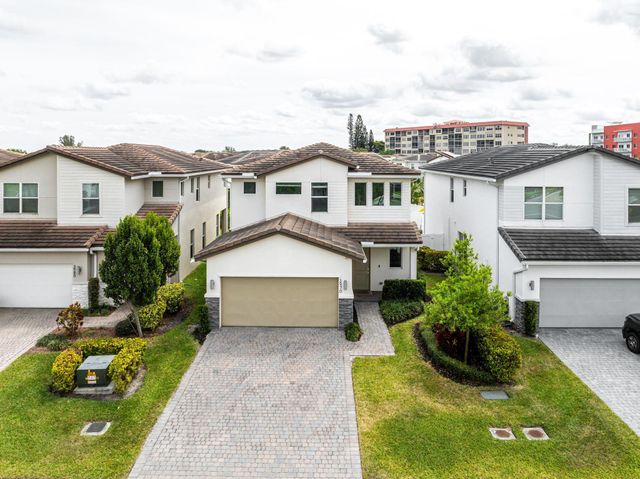 3970 Pelicano Way, Deerfield Beach, FL 33064
