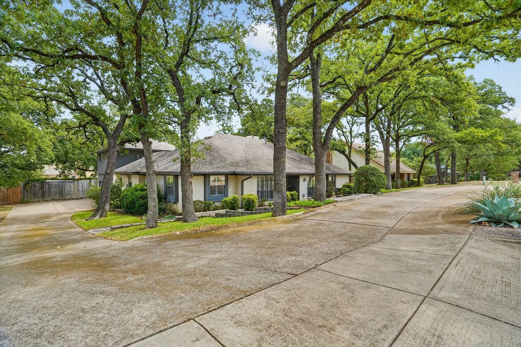 2201 Adams Drive, Arlington, TX 76011 — photo 2