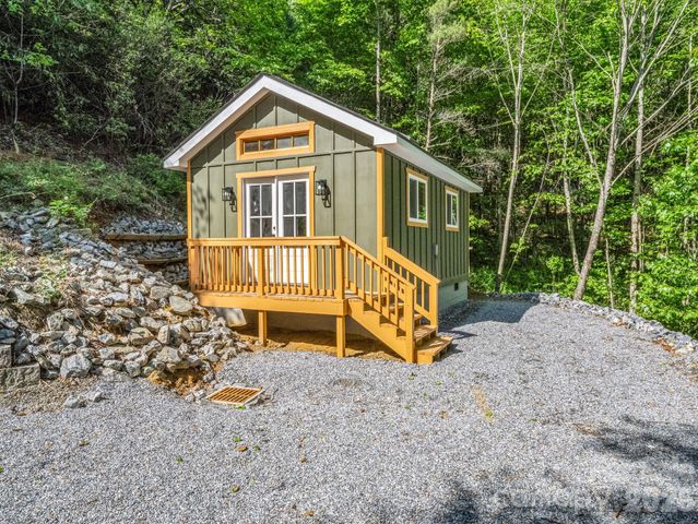 603 Pace Mountain Road, Saluda, NC 28773