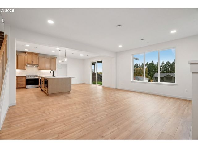 142 W 20TH Way, La Center, WA 98629