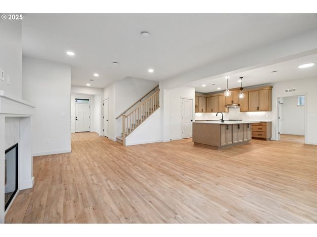 142 W 20TH Way, La Center, WA 98629