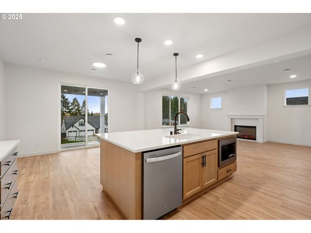 142 W 20TH Way, La Center, WA 98629