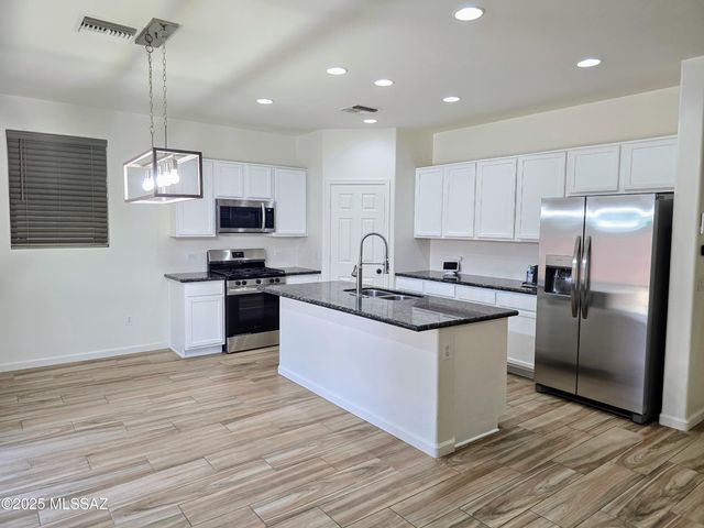 707 W Calle Capotasto, Sahuarita, AZ 85629