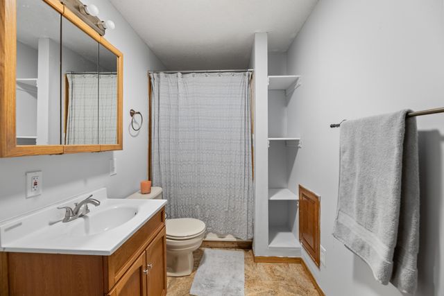 2722 S Crestline Cir, Wichita, KS 67215