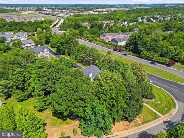 401 NIKKI TER SE, Leesburg, VA 20175